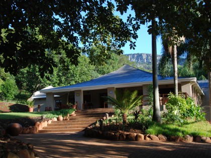 Madi A Thavha lodge entrance (hi-res image)