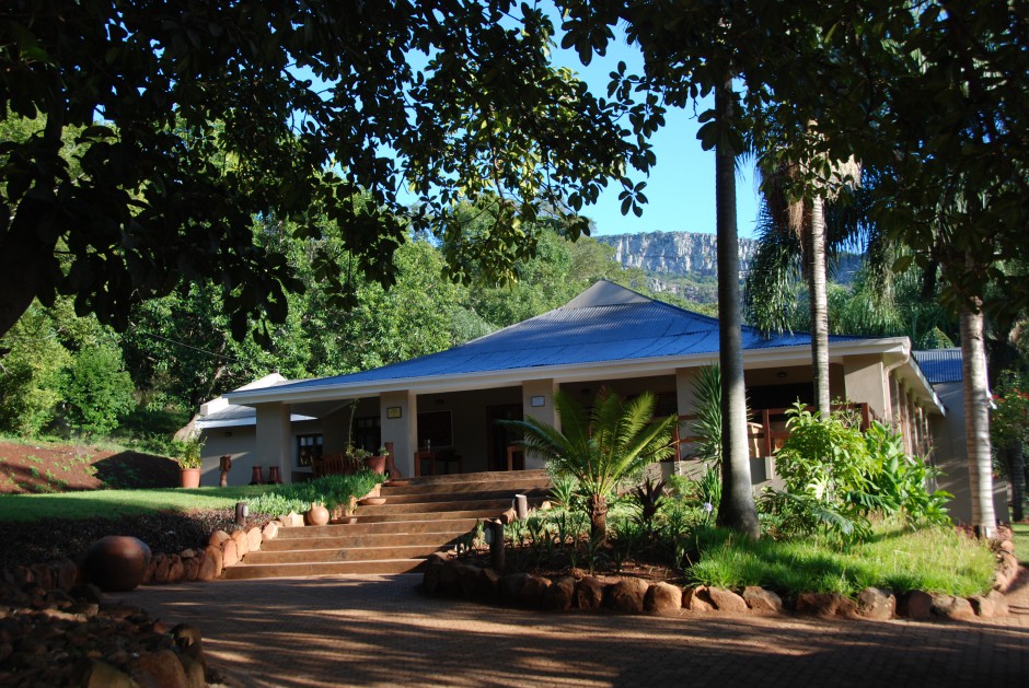 Madi A Thavha lodge entrance (hi-res image)