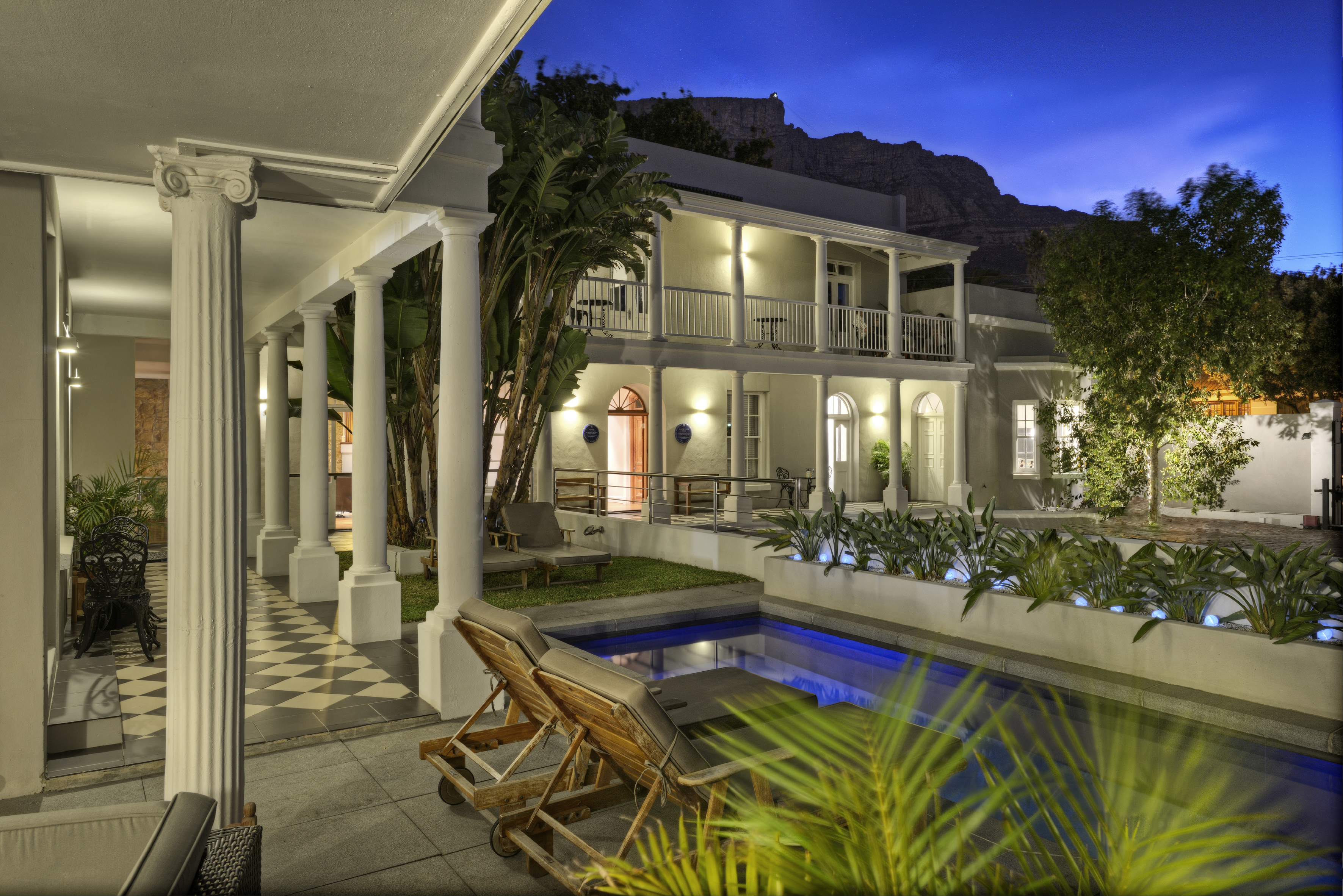 Swimming pool below Table Mountain at The Three Boutique Hotel, Gardens district - Cape Town